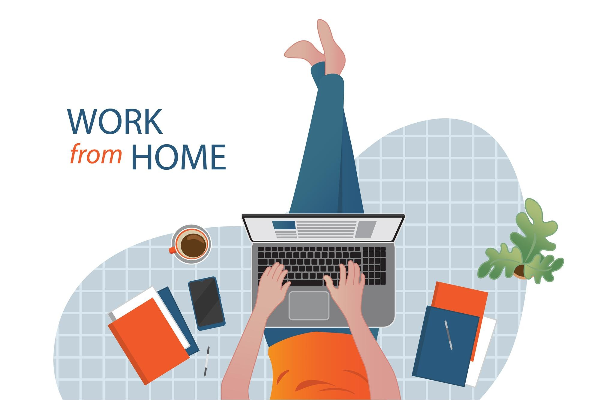 Programista pracujący zdalnie przy biurku, zarządzający czasem i zadaniami za pomocą narzędzi cyfrowych.