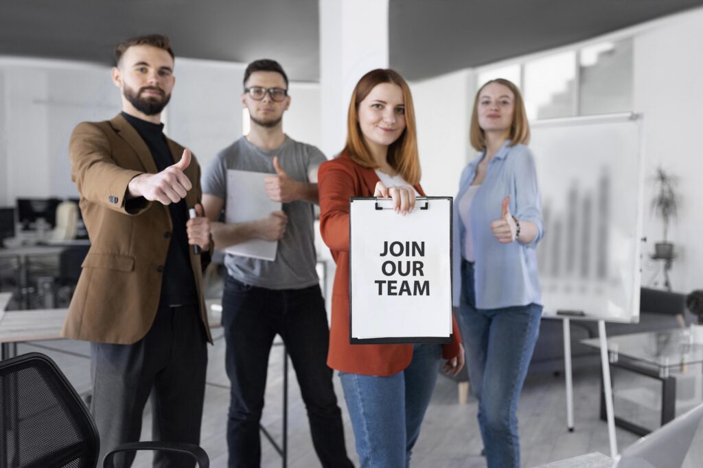 Kobieta trzymająca tabliczkę z napisem 'Join Our Team'