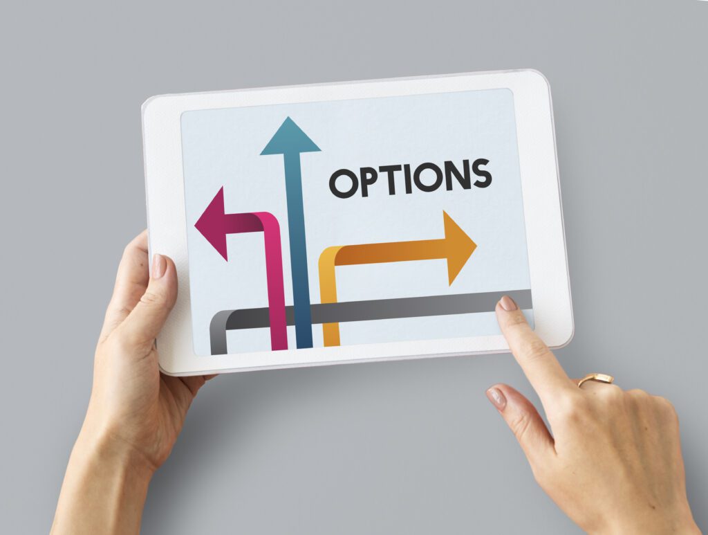 Kariera w IT – różne możliwości wyboru ścieżki zawodowej przedstawione jako strzałki na tablecie